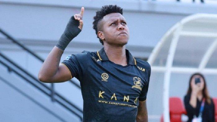 Pemain tengah Madura United, Hugo Gomes di laga Liga 1 2023/2024 belum lama ini. Sosok playmaker Madura United, Hugo Gomes tengah mendapat sorotan di bursa transfer Liga 1 2023 paruh musim dan tengah dikaitkan dengan Persib Bandung.
