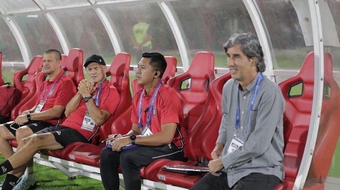 Stefano Cugurra atau akrab disapa Teco terlihat di bench di laga pekan ke-4 Liga 1 2023/2024 antara Arema FC vs Bali United yang digelar di Stadion Kapten I Wayan Dipta, Gianyar pada Jumat 21 Juli 2023 usai absen selama dua pertandingan akibat akumulasi kartu.