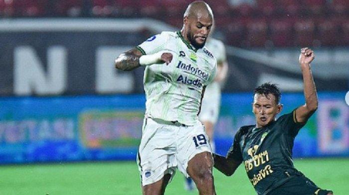 Striker David da Silva diadang pemain lawan di laga Persib Bandung melawan Persikabo 1973 di pekan 29 Liga 1 2023/2024 di Stadion Kapten I Wayan Dipta, Jumat, 15 Maret 2024 malam.