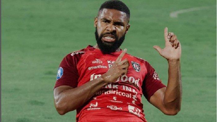 Striker Jefferson de Assis melakukan seleberasi usai cetak gol bagi Bali United