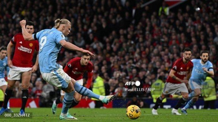 Striker Manchester City, Erling Haaland mencetak gol pembuka dari titik penalti selama pertandingan sepak bola Liga Premier Inggris antara Manchester United dan Manchester City di Old Trafford di Manchester, barat laut Inggris, pada 29 Oktober 2023. AFP/PAUL ELLIS