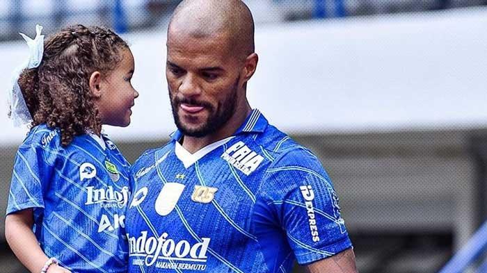 Striker Persib Bandung David Da Silva saat menggandeng anak saat memasuki lapangan pada pertandingan vs Persis Solo pekan 24 Liga 1 2023/2024 di Stadion GBLA.