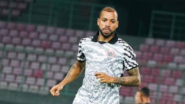 Striker Persija Jakarta, Gustavo Almedia di laga debutnya di Liga 1 2023/2024 bersama Macan Kemayoran jelang laga melawan Bhayangkara FC di Pekan 20 belum lama ini. Gustavo Almeida justru ditarik pelatih Thomas Doll karena dibekap cedera.