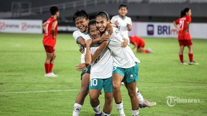 Striker Timnas Wanita Indonesia U-19, Claudia Alexandra Scheunemann (kanan) melakukan selebrasi bersama dua rekannya, Sheva Imut Furyzcha (tengah/10) dan Siti Rusdianna Retno Sari usai mencetak gol ketiga timnya ke gawang Timnas Wanita Laos U-19 dalam laga kedua babak penyisihan Grup A AFF U-19 Women's Championship 2023 (Piala AFF U-19 Wanita 2023) antara Timnas Wanita Laos U-19 melawan Timnas Wanita Indonesia U-19 di Stadion Gelora Sriwijaya, Jakabaring, Kota Palembang, Sumatera Selatan, Jumat (7/7/2023) malam. Pada pertandingan tersebut, Laos harus mengakui keunggulan Garuda Pertiwi Muda (julukan Timnas Wanita Indonesia U-19) dengan skor 1-4 (1-2).