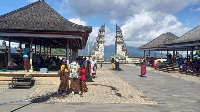 Suasana Pesona Bukit Pura Lempuyang di Desa Adat Purwayu, Desa Tri Buana, Kecamatan Abang, Karangasem.