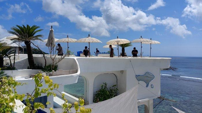 Suasana bangunan vila yang diduga melanggar sempadan tebing di Pantai Bingin, Pecatu, Kuta Selatan, Badung, Senin 14 Agustus 2023 saat disidak DPRD Kabupaten Badung dan OPD terkait.