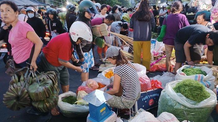 Suasana di Pasar Kreneng jelang Galungan, Minggu 25 Februari 2024.