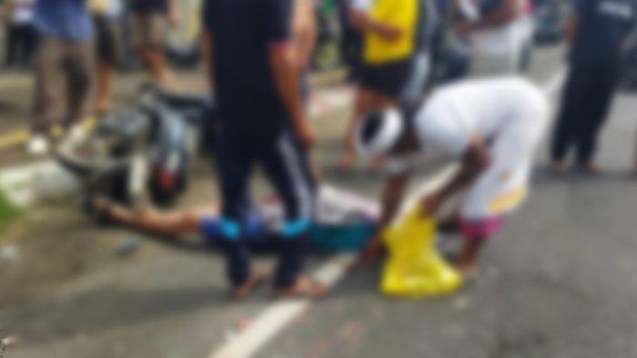 Suasana di TKP pasca kejadian kecelakaan mengakibatkan seorang pengendara sepeda motor meninggal dunia di tempat di jalur nasional Jalan Raya Denpasar-Gilimanuk wilayah Desa Tukadaya, Kecamatan Melaya, Jembrana, Rabu 14 Mei 2025 siang.
