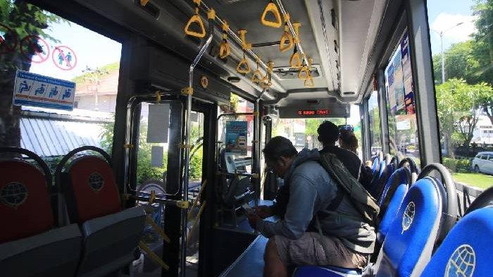 Suasana di dalam bus Trans Metro Dewata di Bali beberapa waktu lalu.