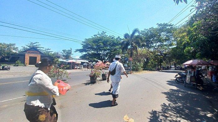 Suasana di depan Pura Goa Lawah, Jumat (29/9/2023). Keberadaan penginapan di kawasan suci Pura Goa Lawah dipertanyakan warga.