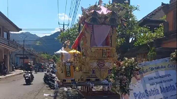 Suasana di depan rumah mendiang Putu Satria (19) jelang pengabenan pada 10 Mei 2024 pagi.