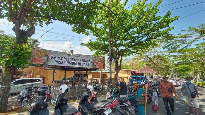 Suasana di tempat relokasi pedagang Pasar Umum Negara di areal parkir Kantor Bupati Jembrana, Senin 28 Agustus 2023.