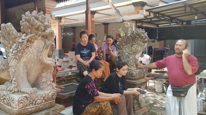 Suasana duka di rumah Maestro Kerawitan I Made Subandi, di Banjar Buda Ireng, Desa Batubulan Kangin, Kecamatan Sukawati, Gianyar, Bali, Selasa 17 Oktober 2023.