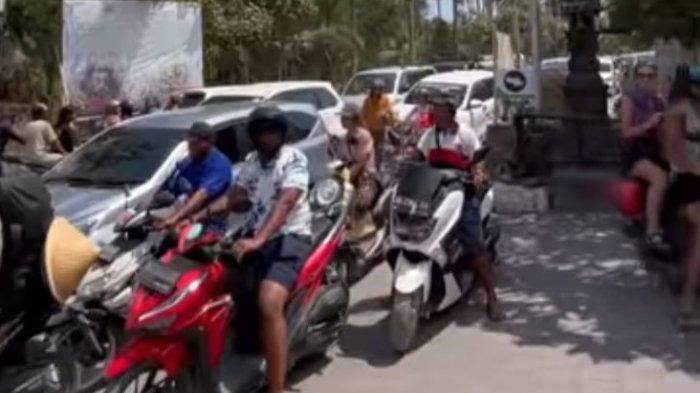 Suasana kemacetan di Nusa Penida, Minggu (1/20/2023).