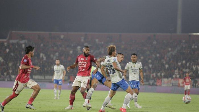 Foto suasana jalannya pertandingan antara Bali United vs Persib Bandung dalam laga bertajuk big match pekan ke-23 Liga 1 2023/2024, Senin, 18 Desember 2023.