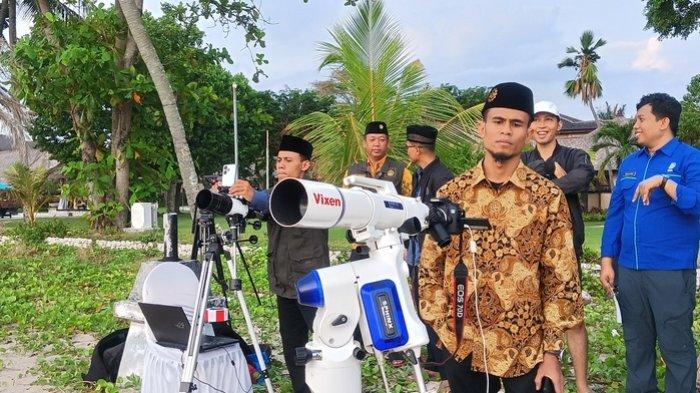 Suasana pemantauan hilal di Provinsi Bali yang diadakan di Pantai Sekeh, Kuta, Badung, Bali, Selasa 9 April 2024.
