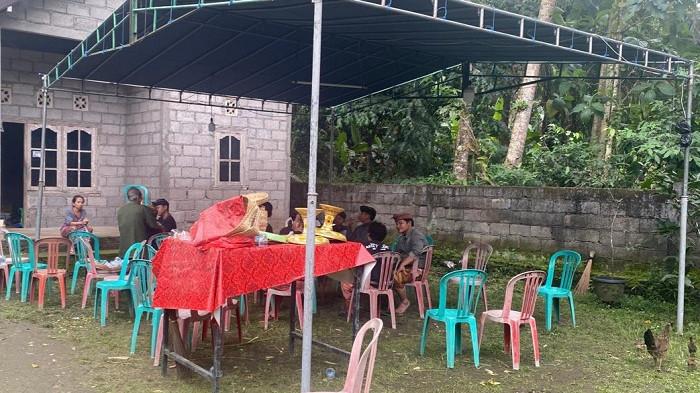 RUMAH DUKA - Suasana rumah duka Nengah Sudana di Banjar Bengkel, Desa Antiga Kelod, Kecamatan Manggis, Senin (28/7/2025).
