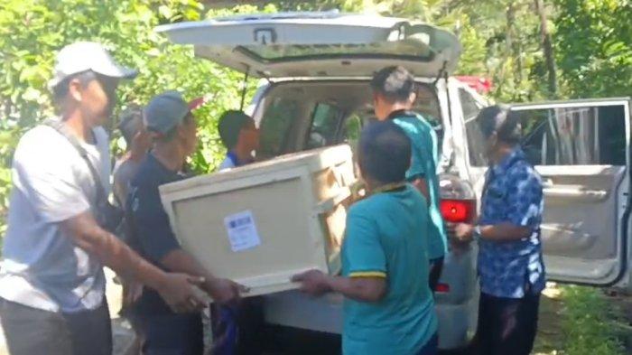 Suasana saat jenazah almarhum Ni Putu Dari Widiantari (37) di rumah duka Banjar Munduk Anggrek Kaja, Desa Yehembang Kauh, Kecamatan Mendoyo, Jembrana, Kamis 5 Juni 2025.