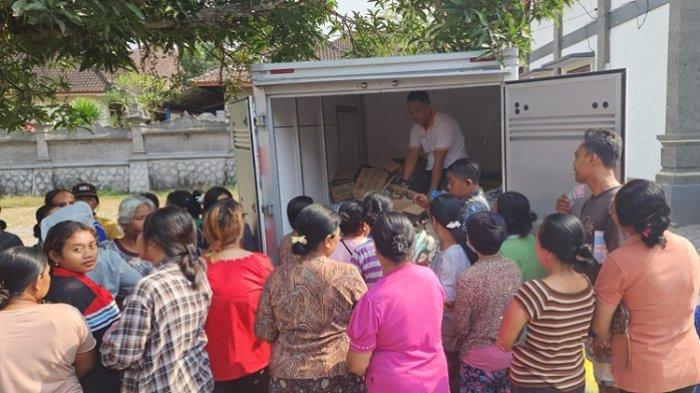 Suasana saat warga transaksi jual beli sembako di kegiatan Operasi Pasar di lingkungan Kantor Perbekel Pohsanten, Kecamatan Mendoyo, Jembrana, Bali, Senin 23 Oktober 2023.