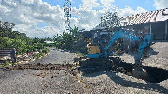 Subak Lepang melakukan penanganan darurat terhadap saluran irigasi yang tertimbun material gorong-gorong yang jebol di Desa Takmung, Jumat (21/7/2023).