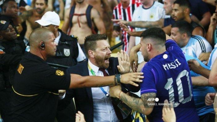 Suporter Argentina bentrok dengan polisi Brasil sebelum dimulainya pertandingan Kualifikasi Piala Dunia 2026 Zona CONMEBOL di Stadion Maracana pada 21 November 2023. DANIEL RAMALHO / AFP