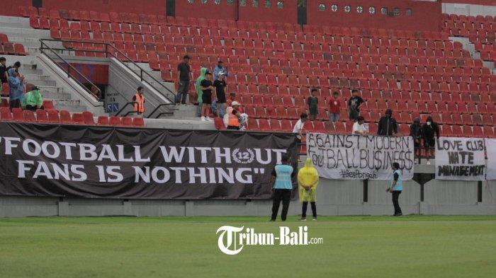 Suporter layangkan protes boikot dalam laga Bali United vs PSS Sleman yang berlangsung pada 1 Juli 2023 di Stadion Kapten I Wayan Dipta. Hal ini membuat pertandingan pembuka Liga 1 2023/2024 itu menjadi sepi penonton, Coach Teco berharap mudah-mudahan ada solusi.