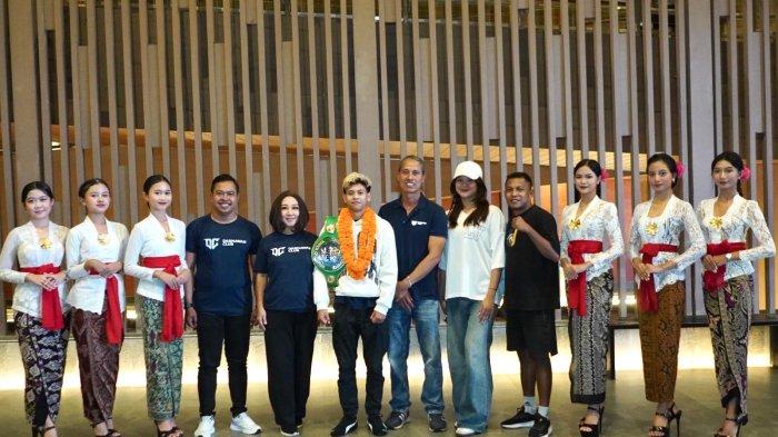 Surya “The Pretty Boy” Dharma berhasil mengharumkan nama Bali dan juga Indonesia setelah berhasil membawa sabuk kejuaraan tinju WBC Youth Champion Asia ke pulau dewata pada ajang Byon Combat 5 yang bertempat di Tennis Indoor Senayan, Jakarta 28 Juni 2025.