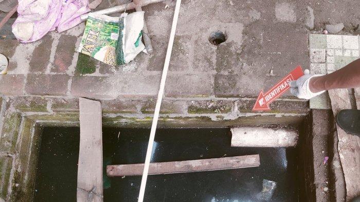 Polisi saat melakukan olah TKP yang mengakibatkan seorang balita 10 bulan meninggal dunia, karena tenggelam di rumah warga Lingkungan/Kelurahan Pendem, Jembrana, Sabtu 8 Juni 2024.