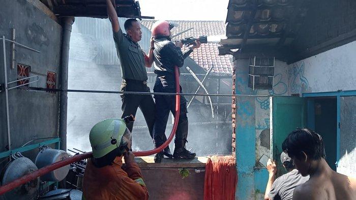 Suasana di TKP kebakaran rumah warga Lingkungan Ketugtug, Kelurahan Loloan Timur, Kecamatan Jembrana, Selasa 16 Juli 2024.