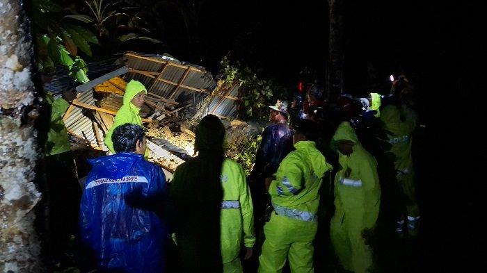 Tanah longsor menerjang bangunan pasraman di wilayah Banjar Cempaka, Desa Pikat, Kecamatan Dawan, Minggu malam (19/1/2024).