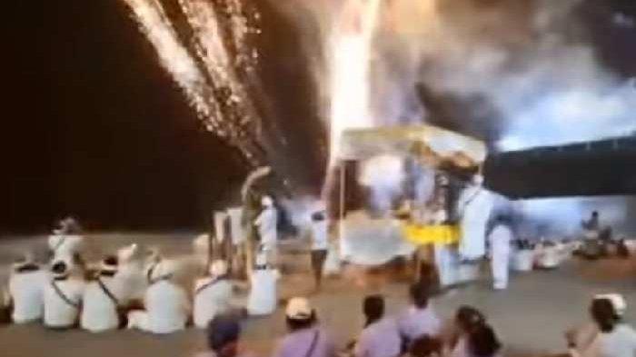 Tangkapan layar peluncuran kembang api di Pantai Berawa, Tibubeneng, Kuta Utara saat umat Hindu melakukan persembahyangan.