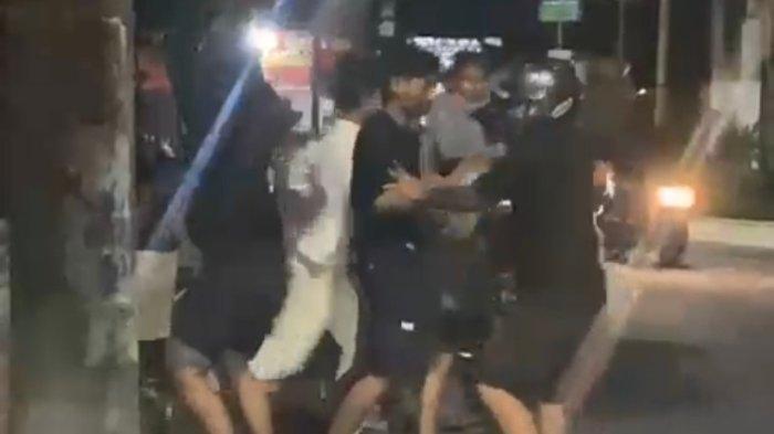 Tangkapan layar, sejumlah pelaku saat melakukan pengeroyokan di Jalan Raya Sempidi Selasa 16 Januari 2024 dinihari.