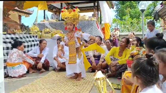 Tarian Sanghyang Dedari yang kembali dibangkitkan di Banjar Behu, Kecamatan Nusa Penida, Rabu 8 Mei 2024 lalu - Tarian Sanghyang Dedari Desa Bunga Mekar Bali, Kembali Bangkit Setelah Puluhan Tahun Tidak Ditarikan