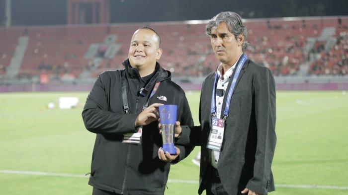 Pelatih Bali United, Stefano Cugurra saat menerima penghargaan dari operator liga PT. Liga Indonesia Baru sebagai Best Coach of the Month November bulan lalu di pertandingan Bali United vs Persib Bandung yang digelar di Stadion Kapten I Wayan Dipta, Gianyar, Bali pada Senin 18 Desember 2023.