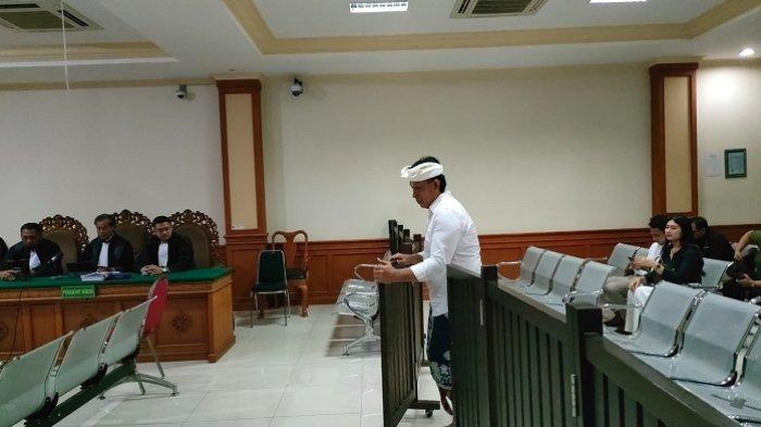 Terdakwa I Ketut Riana dijatuhi vonis pidana penjara selama 4 tahun.