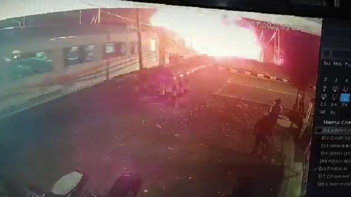 Terekam CCTV awal detik-detik truk trailer mogok di perlintasan kereta Jalan Madukoro Raya Krobokan Semarang, Selasa (18/7//2023)