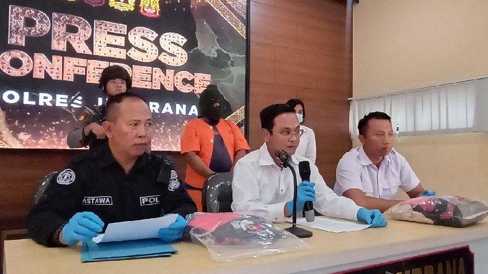 Tersangka pelecehan seksual berinisal INM alias Jro S yang dikeler petugas dari ruang tahanan menuju Aula Mapolres Jembrana, Senin 26 Juni 2023.