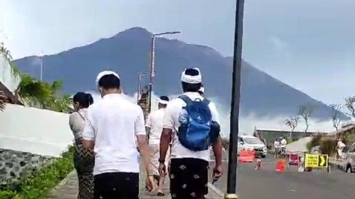 Tiga sekawan dari Gianyar berjalan kaki ke Pura Agung Besakih, Karangasem, Bali - Kisah 3 Warga Gianyar Jalan Kaki Maturan ke Pura Besakih Bali, Tempuh Jarak 42 KM