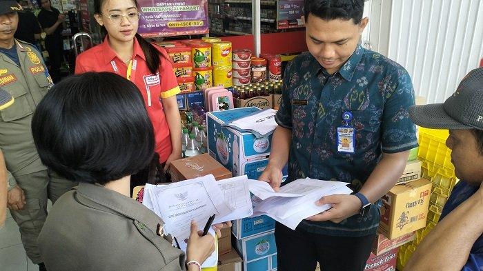 SIDAK - Tim Gabungan saat melakukan sidak pengecekan administrasi (izin) di sejumlah toko modern yang ada di Kecamatan Jembrana, Bali. DPRD Jembrana meminta pemerintah mengambil langkah tegas atas kondisi menjamurnya toko modern berjejaring di Gumi Makepung