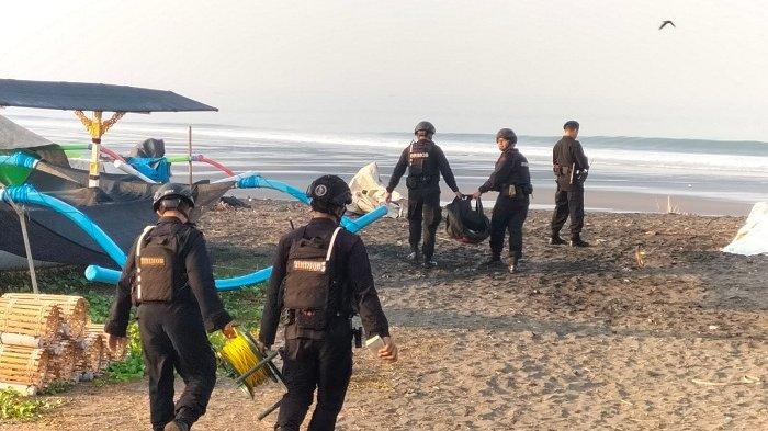 Tim Penjinak Bom memusnahkan benda yang diduga granat yang ditemukan di Sungai Sungai Yeh Empas, Tabanan pada Rabu 18 Oktober 2023.