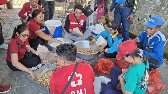 KONSUMSI - Tim dari Tagana dan PMI Klungkung saat menyiapkan konsumsi untuk warga dari Banjar Sental Kangin yang mengungsi di SKB Banjarangkan, Kamis (3/4/2025).