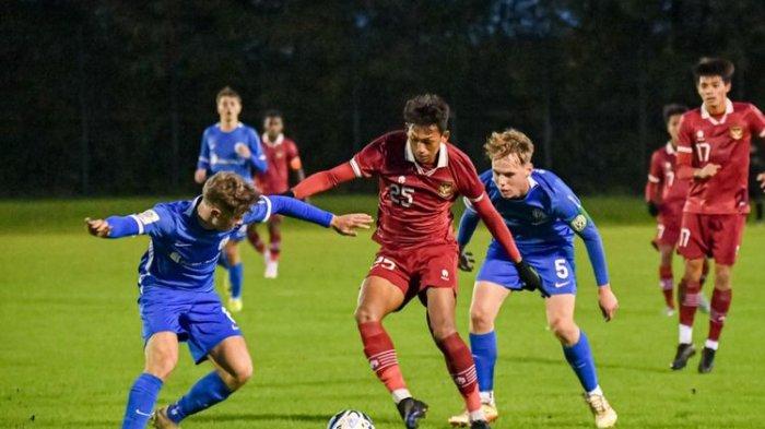 Timnas Indonesia U17 bermain imbang 1-1 melawan SV Meppen dalam laga uji coba menjelang Piala Dunia U17 2023. Timnas U17 Indonesia besutan Bima Sakti melakoni pertandingan uji coba terakhir di Jerman dengan melawan skuad muda FC Koeln. Bertanding di RheinEnergie Sportpark, Koeln, pada Jumat (20/10/2023) malam, timnas U17 kalah dari FC Koeln dengan skor tipis 2-3.