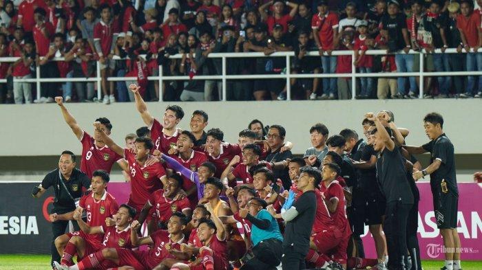 Official Timnas Indonesia berfoto setelah melawan Turkmenistan dalam ajang kualifikasi Piala Asia U23 di Stadion Manahan, Solo, Selasa 14 September 2023 malam.
