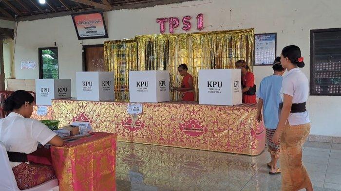 Masyarakat saat menentukan pilihan calon kepala daerah di TPS pada Pilkada 2024, Rabu 27 November 2024 - Tingkat Partisipasi Masyarakat Buleleng Dalam Pilkada Belum Bisa Tembus 70 Persen