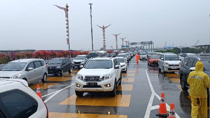 PT Jasamarga Bali Tol (JBT), selaku pengelola ruas Tol Nusa Dua- Ngurah Rai- Benoa (Bali Mandara) bekerjasama dengan PT Jasamarga Tollroad Maintenance (JMTM), sebagai penyedia layanan pemeliharaan jalan, melakukan perbaikan jalan berupa Scrapping Filling Overlay (SFO).
Langkah ini diambil guna meningkatkan, keamanan dan kenyamanan bagi para pengguna Jalan Tol Bali Mandara serta untuk memenuhi Standar Pelayanan Minimal (SPM).
Dua titik lokasi pekerjaan SFO di antaranya dari Gerbang Tol Nusa Dua dan Jalur B mengarah ke mainroad Nusa Dua, Jalur B Kendaraan Roda 2 dari interchange mengarah ke Ngurah Rai.