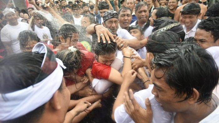 Tradisi Omed-omedan di Banjar Kaja Sesetan Denpasar