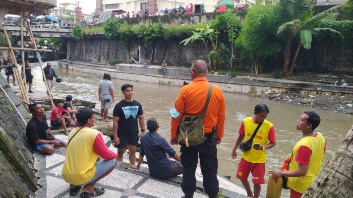Petugas gabungan mencari bocah korban hanyut di Tukad Korea Pasar Badung Bali pada 24 Januari 2025 sore.