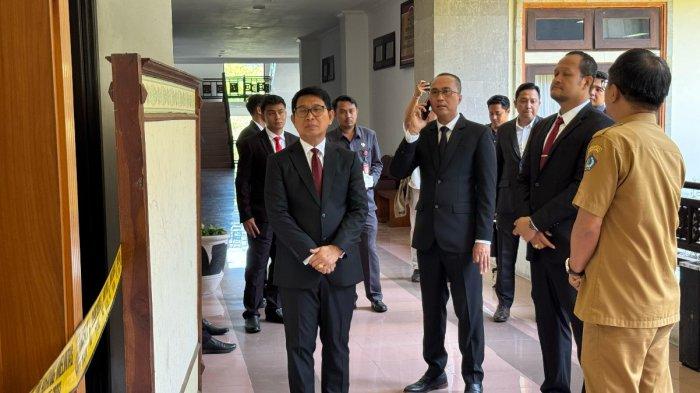 PEMANTAUAN - Bupati dan Wakil Bupati Badung saat meninjau ruangan di Kantor Bappeda Badung yang terbakar pada Senin 4 Maret 2025. Tunggu Hasil Pemeriksaan Polres, Ruangan Bappeda Badung Yang Terbakar Rencana Akan Diperbaiki