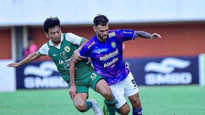 Tyronne del Pino dalam pertandingan bersama Persib Bandung dalam uji coba melawan PSS Sleman, Minggu 25 Juni 2023.