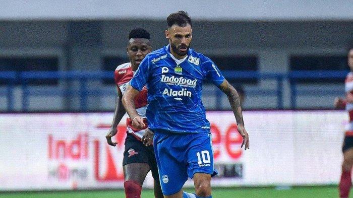 Pemain asing Persib Bandung, Tyronne del Pino saat menghadapi Madura United pada lanjutan laga perdana Liga 1 2023/2024 di Stadion Gelora Bandung, Lautan Api, Bandung, Jawa Barat, Minggu (2/7/2023). Rekrutan anyar Persib Bandung, Tyronne del Pino kabarnya segera pulang kampung seusai mengalami cedera parah saat debut untuk Maung Bandung.
